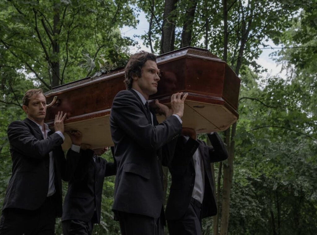 actuo de simon en el film muerte en el funeral
